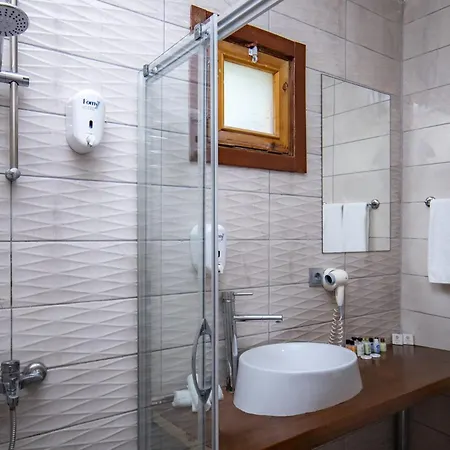 Adella Hotel 5*